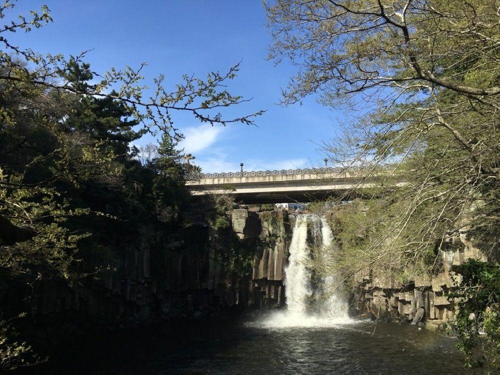 天帝淵瀑布與下方的橋樑，水花飛濺與古典建築的結合讓景象更具魅力